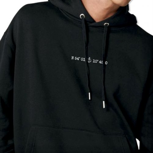 hoodie pullover schwarz scharbeutz timmendorf ostsee küste mode anker korordinaten