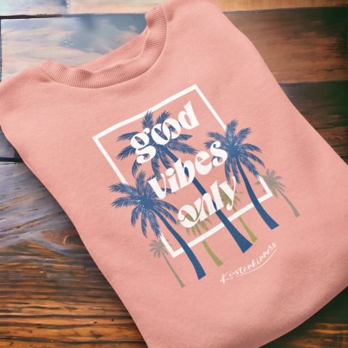 küstenkinners sweater oder pullover in rosa good vibes only mit palmen am strand und meer von der mode marke der küste